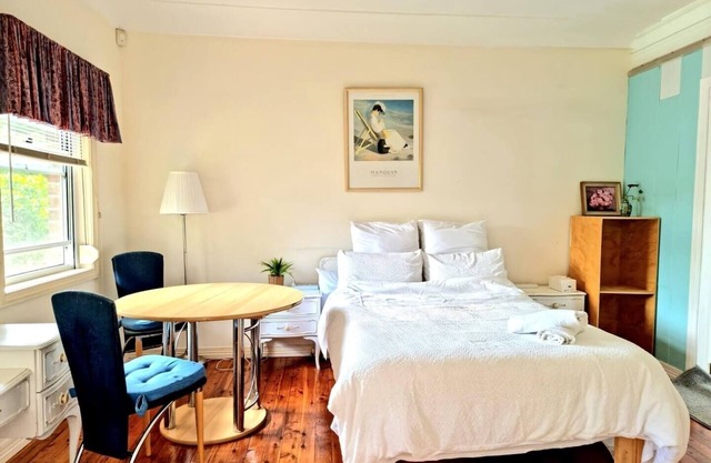 Relax close to city,a studio 10 mins from the beaches and Westfield shopping C.