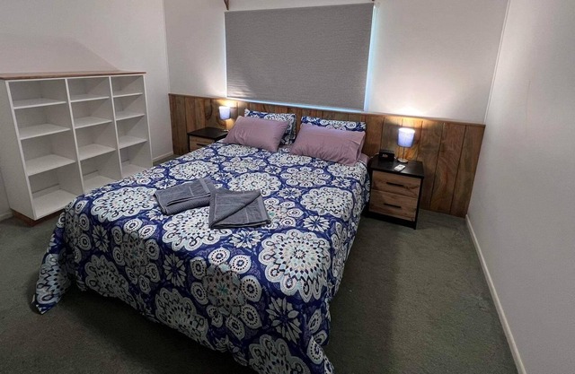 Relax in a 2 bedroom cottage a short walk from cafes, restaurants and shops