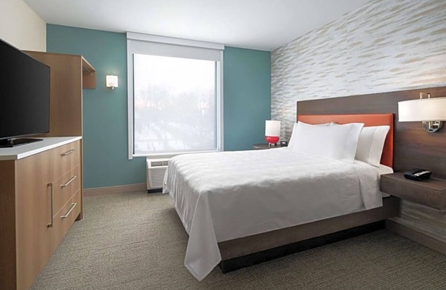 Relax in a Chic Room w/Kitchen Near Raccoon River – 7 Miles