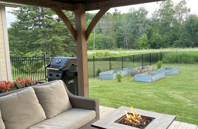 Relax in a cozy Bungalow w/fire pit, pool and an abundance of tr
