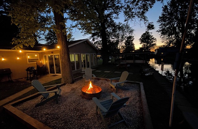 ❤️ Relax Inn ❤️ WATERFRONT Tecumseh Island Luxury Cottage w DOCK. Sleeps 10!