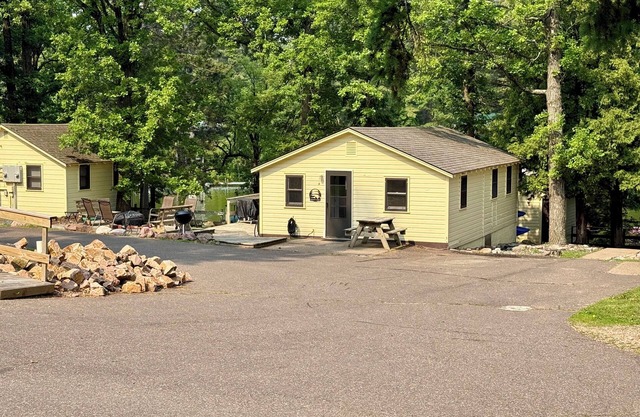 Relax & recharge at our cozy 3-bedroom cabin on beautiful Ojaski Lake