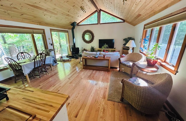 Relax & Unwind this Fall, at a very private & relaxing 1 bedroom 1 bath studio