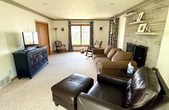 Relaxed Vintage Charm Meets Modern Comfort/Family-Friendly 3BR Ranch Near Lake