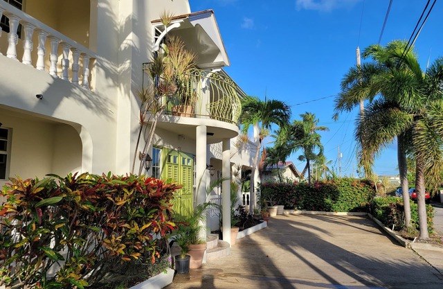 Relaxing, Amazing beach, pool, Cheap cars, quiet area, Surfers paradise 1