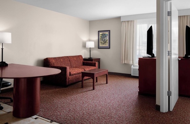 Relaxing Bay Area Hotel Ideal for Romantic Couple Stay | Free Parking