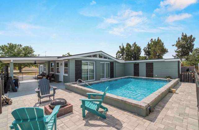 Relaxing bungalow- Mins to Beach - Heated Pool