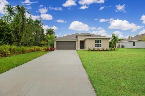 Relaxing coastal home centrally located in Port Charlotte