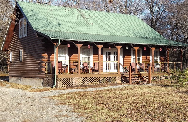 Relaxing Country Cabin. Near Lake Hudson.