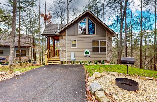 Relaxing dog friendly studio w/free attraction tickets, fire pit, grill, Wi-Fi