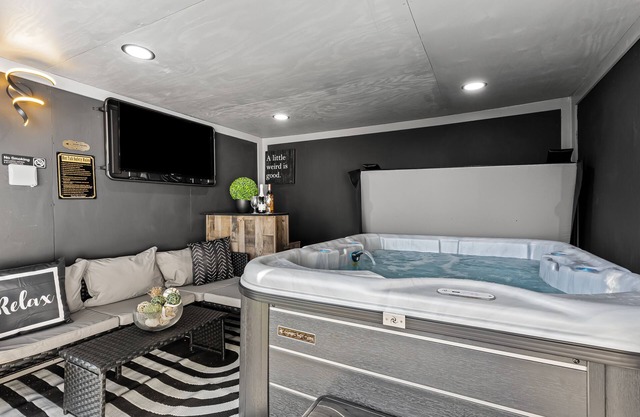 Relaxing~ Hot Tub ~ Hideout with Home Theatre ~ Arcade games ~ & Pool Table!