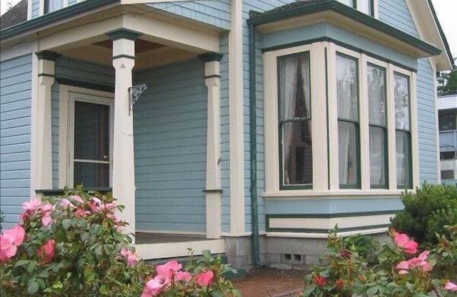 Relaxing place to gather with friends and family in Uptown Port Townsend, ~WA~