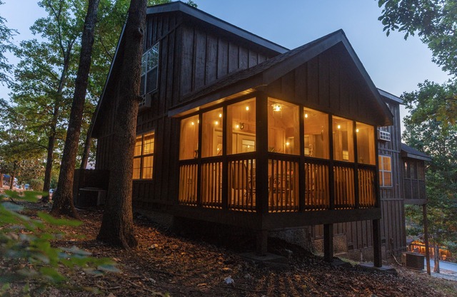 Relaxing, quiet cabin with jacuzzi, arcade and golf