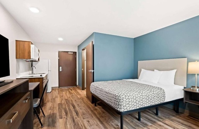 Relaxing Retreat: Unit with Full Kitchen & Dedicated Work Area | Free Parking