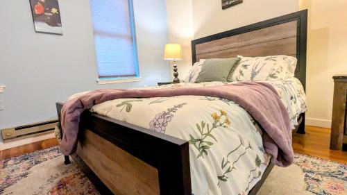 Relaxing Rustic Oasis - 6 minute walk to Downtown! Pet-friendly & Cyclists Welcome!