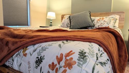 Relaxing Rustic Oasis II - 6 minute walk to Downtown! Cyclists Welcome!