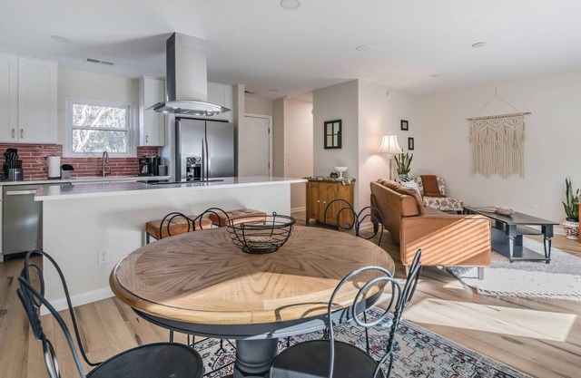 Remodeled Cottage-Close to Downtown Beaufort, Port Royal-Walk to Parks-Great for USMC Graduations
