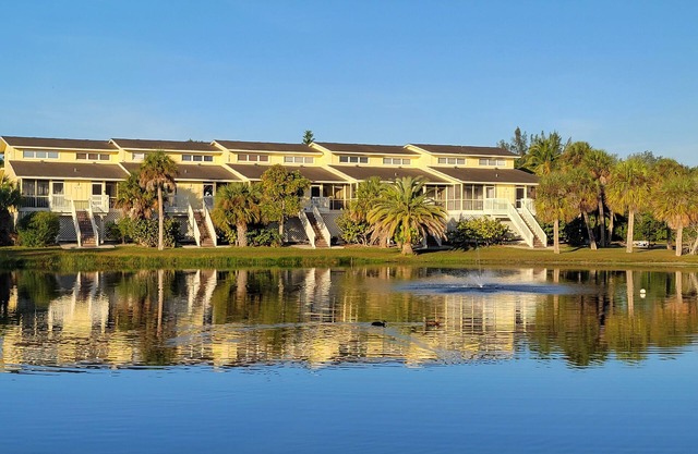 Remodeled Hideaway- Golf Cart, Paddle Boards, Pool, Free Ferry