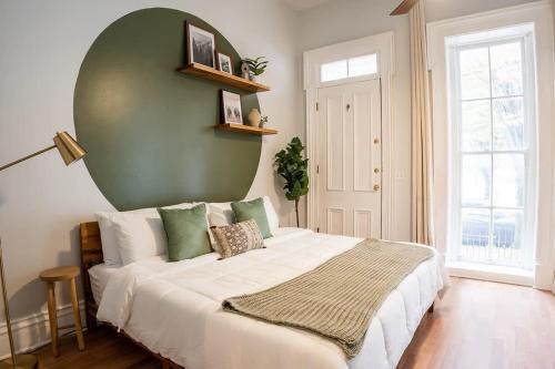 Remodeled Modern Home - private backyard & games!