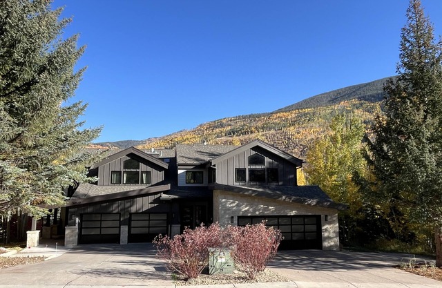 Remodeled mountain home w/game room, hot tub, fireplace-Dogs ok