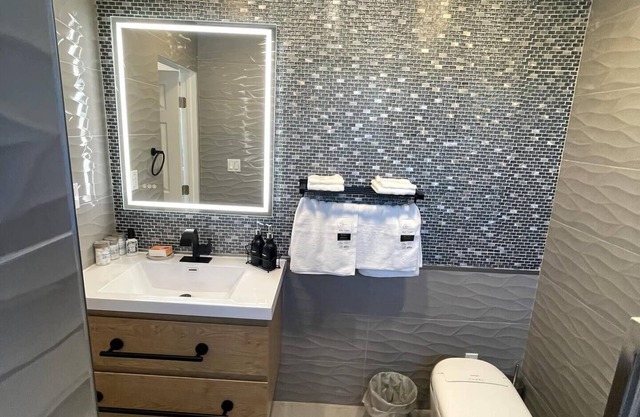 Remodeled private bedroom with private bathroom. 8 min drive to Disney