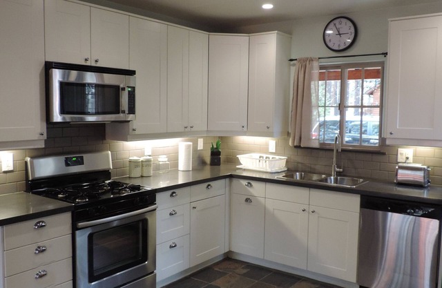 Remodeled stylish, 3 bedrooms 2 story log cabin, hottub, sleeps 7 ,PeterPan area