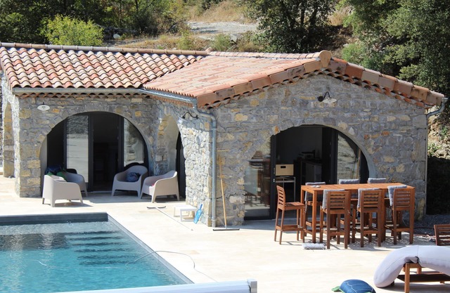 Renovated 300 m2 stone farmhouse with swimming pool and large equipped pool house.