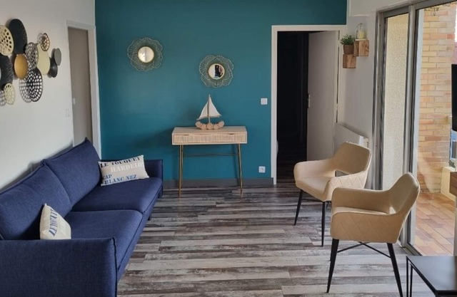 Renovated apartment at the foot of the shops and the beach