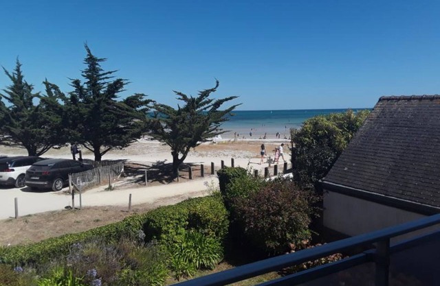 Renovated apartment facing the beach
