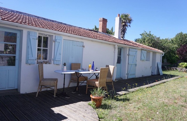 Renovated Country House with Garden, 2 Bedrooms, 500m from Beach