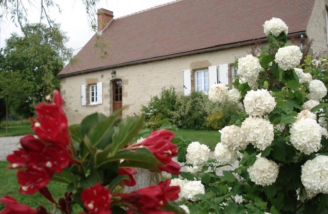 Renovated farmhouse, countryside, fireplace, private pond, garden, parking, internet