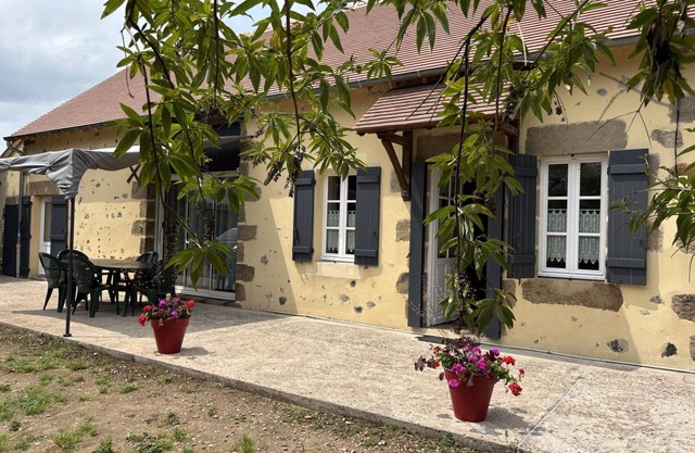 Renovated farmhouse with enclosed garden, pets allowed, WiFi and parking