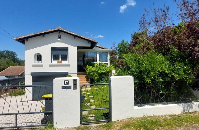 Renovated house with garden, 600 metres from Platin beach, quiet area