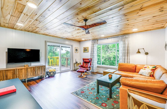 Renovated Franklin Home w/Mountain-View Deck!