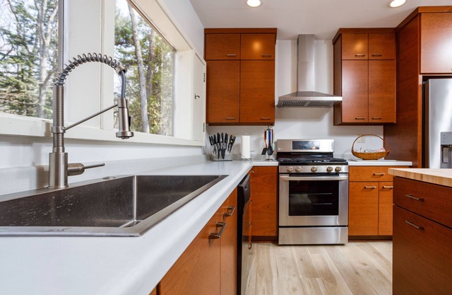 Renovated Mid-Century Modern Home Near Sturgeon Bay-Your Door County Sanctuary!