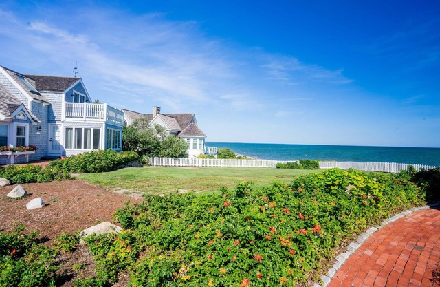 Renovated Nantucket Style 2 Bed/2 Bath Cottage, Steps to Private Beach, Market.