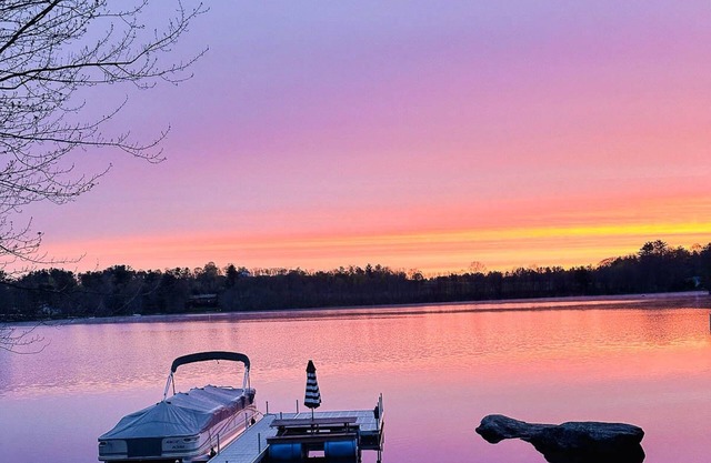 Renovated Waterfront Lake House/Swim/Fishing/Leaf Peep/Ski/Ice Skate/Firepit