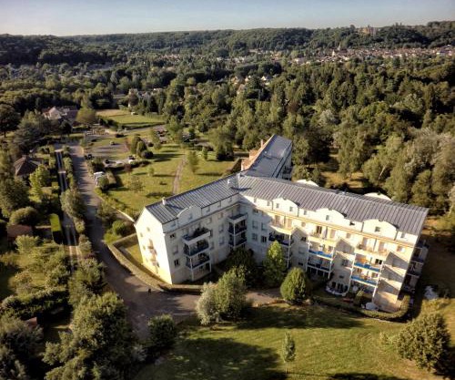 Residence Hotel Les Ducs De Chevreuse avec Hébergement, Repas & PDJ, Séminaire, Bureau & Parking
