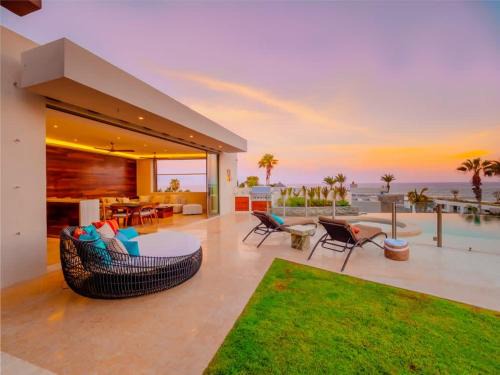 Residence Steps To Beach, Plus A Pool House!