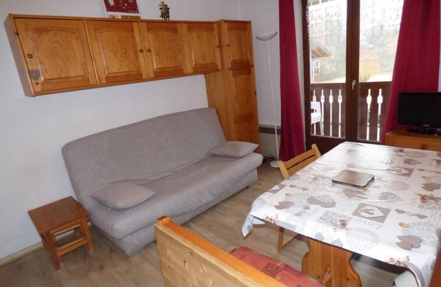 Resort center, 2nd floor, balcony, ski locker, 25m², Valloire