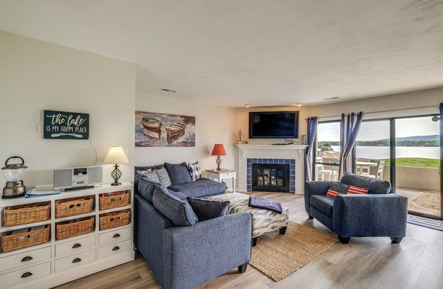 Resort Condo on Smith Mtn Lake: Linens Included!