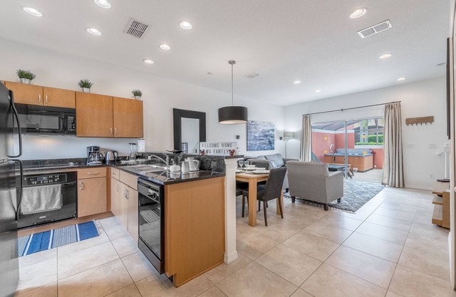 Resort living, next to Disney Townhome with hottub