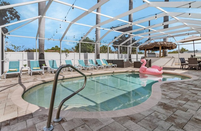 Resort Style Living, Sleeps 12, Heated Pool & Hot Tub - Sea Breeze Oasis - Roelens