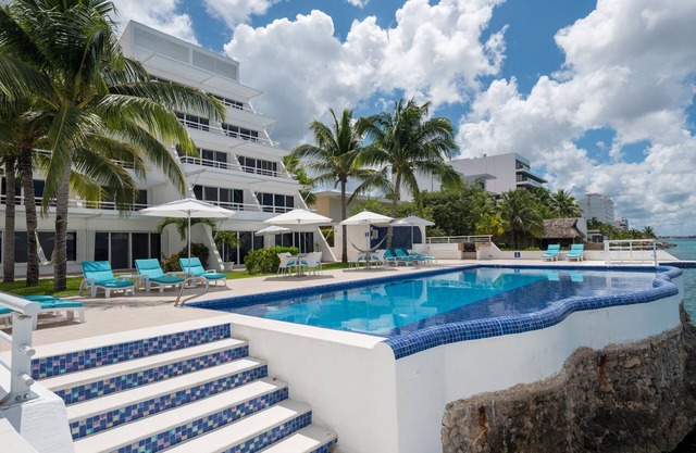 Restful Oceanfront 1BR, Northshore, Low Density building with only 12 condos.