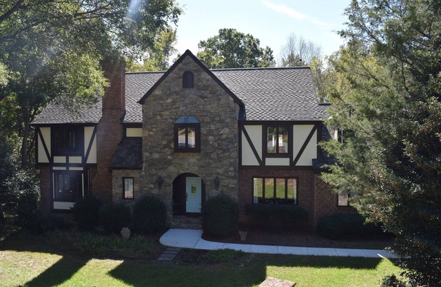 Retreat in the City - country setting in the city with large private pool