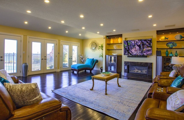 Retreat to Luxury, Lakeview's & Lounge poolside
