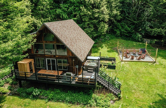 Retro 70's Throwback Chalet-Sleeps 12-Game Room-Fire Pit-Bunk Room-Hot Tub-Sauna
