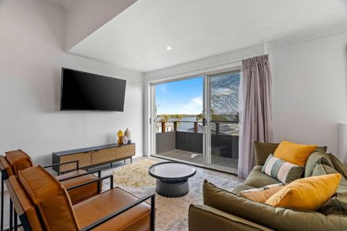 Retro Lake Vista By Coast Hosting