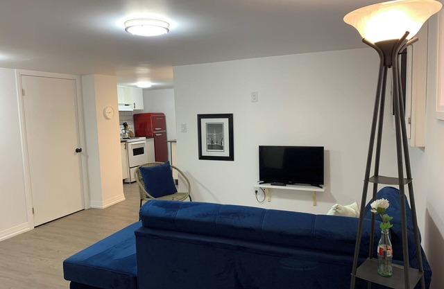 Retro Style 1 Bedroom Apartment. Perfect Short/Extended Vacation/Work Contract