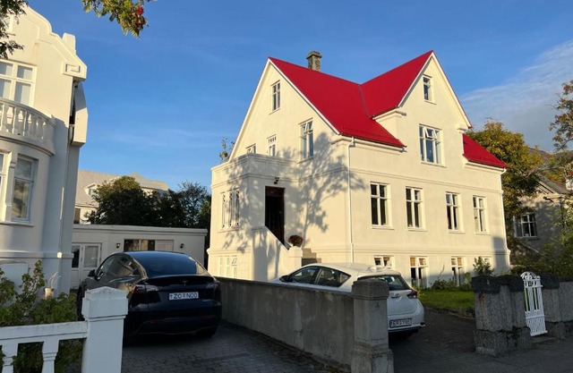 Reykjavik Urban Escape 2-Bedroom Haven with Private Entrance
